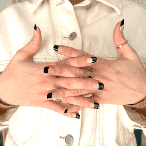 Uñas gel semicurado francesa negra